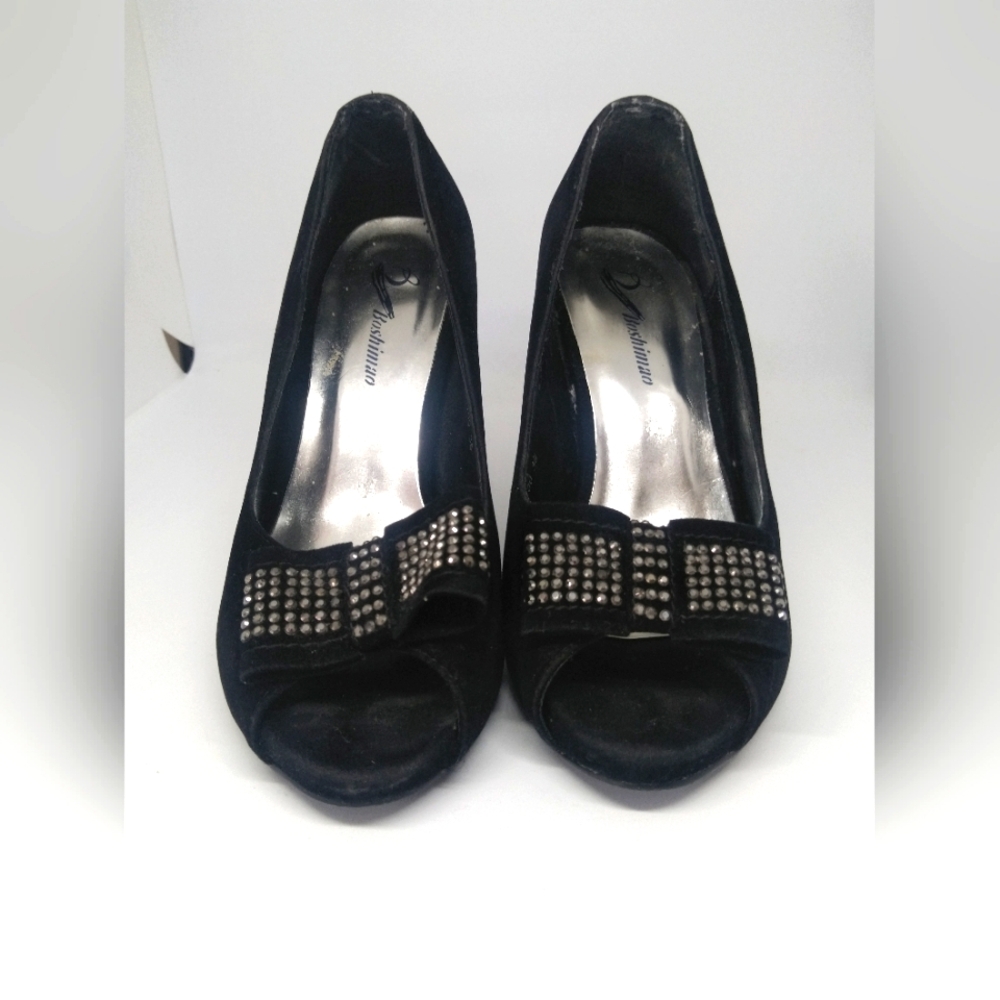 Velour black pumps with rhinestone bow